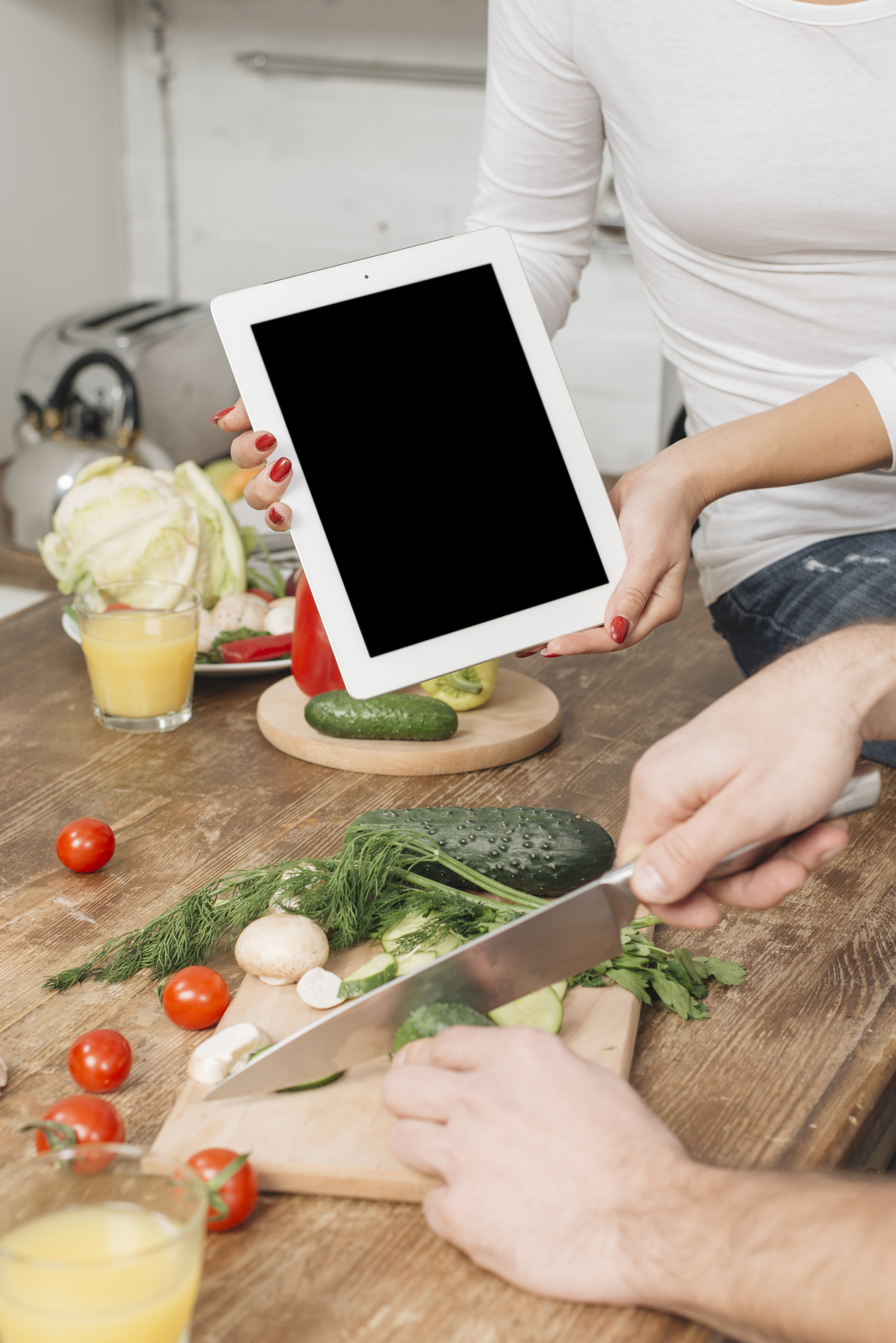 Mesa con curso en tablet y cuaderno de recetas